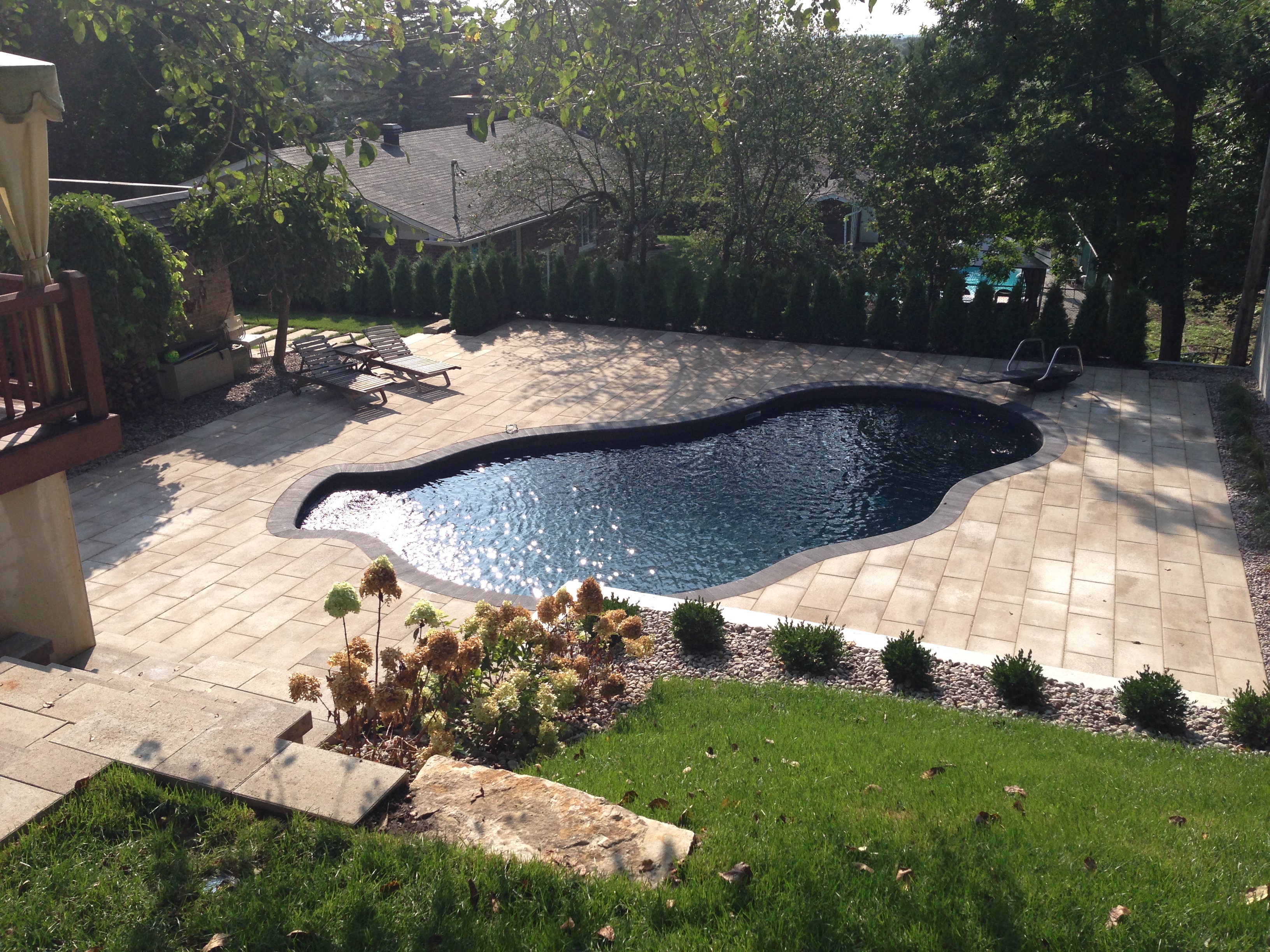 Piscine creusée avec patio en pavé